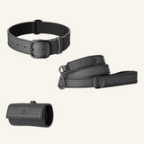 Grafietkleurige leren set met halsband, riem en zakjeshouder, stiksel ton sur ton en matte zwarte hardware van Laelaps Paris