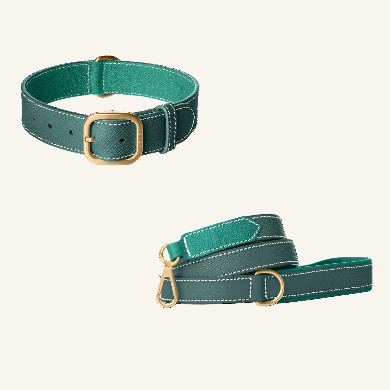 Groene halsband van generfd leer en bijpassende riem, met smaragdgroene voering, wit stiksel en geborstelde goudkleurige gesp van Laelaps Paris
